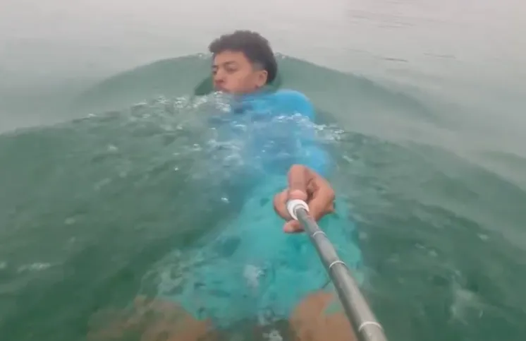 Foto nga videoja virale e djaloshit maroken duke notuar me selfie-stick