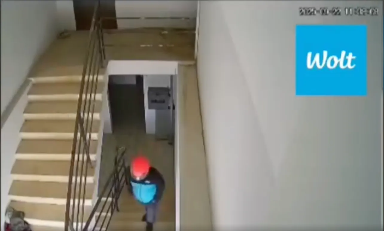 Pamje nga kamerat e sigurisë që tregojnë një person me uniformë të ngjashme me atë të Wolt.