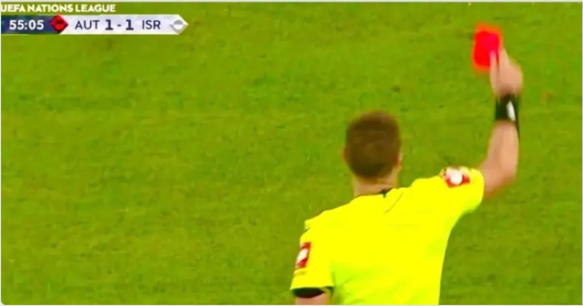 Arbitri i ndeshjes duke ndëshkuar Saied Abu Farchi