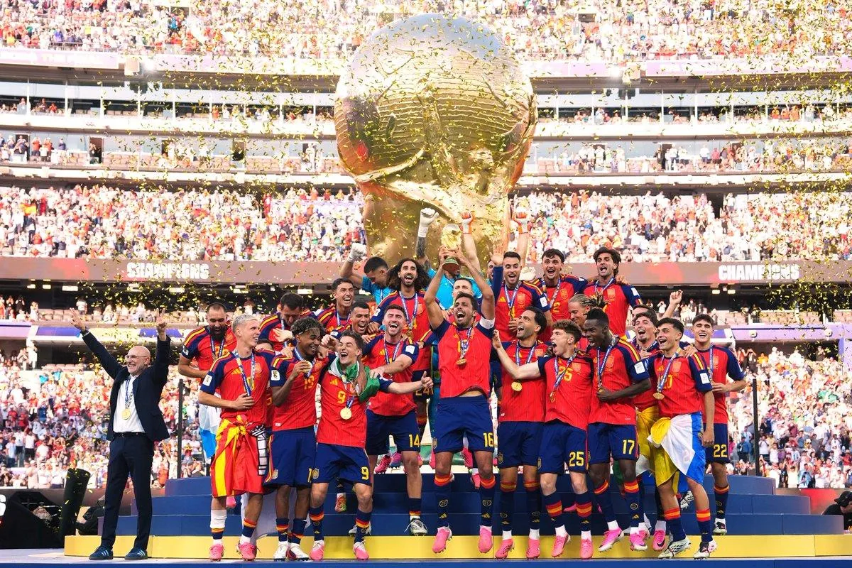 Foto e festimit të Kombëtares së Spanjës me trofeun e Kupës së Botës