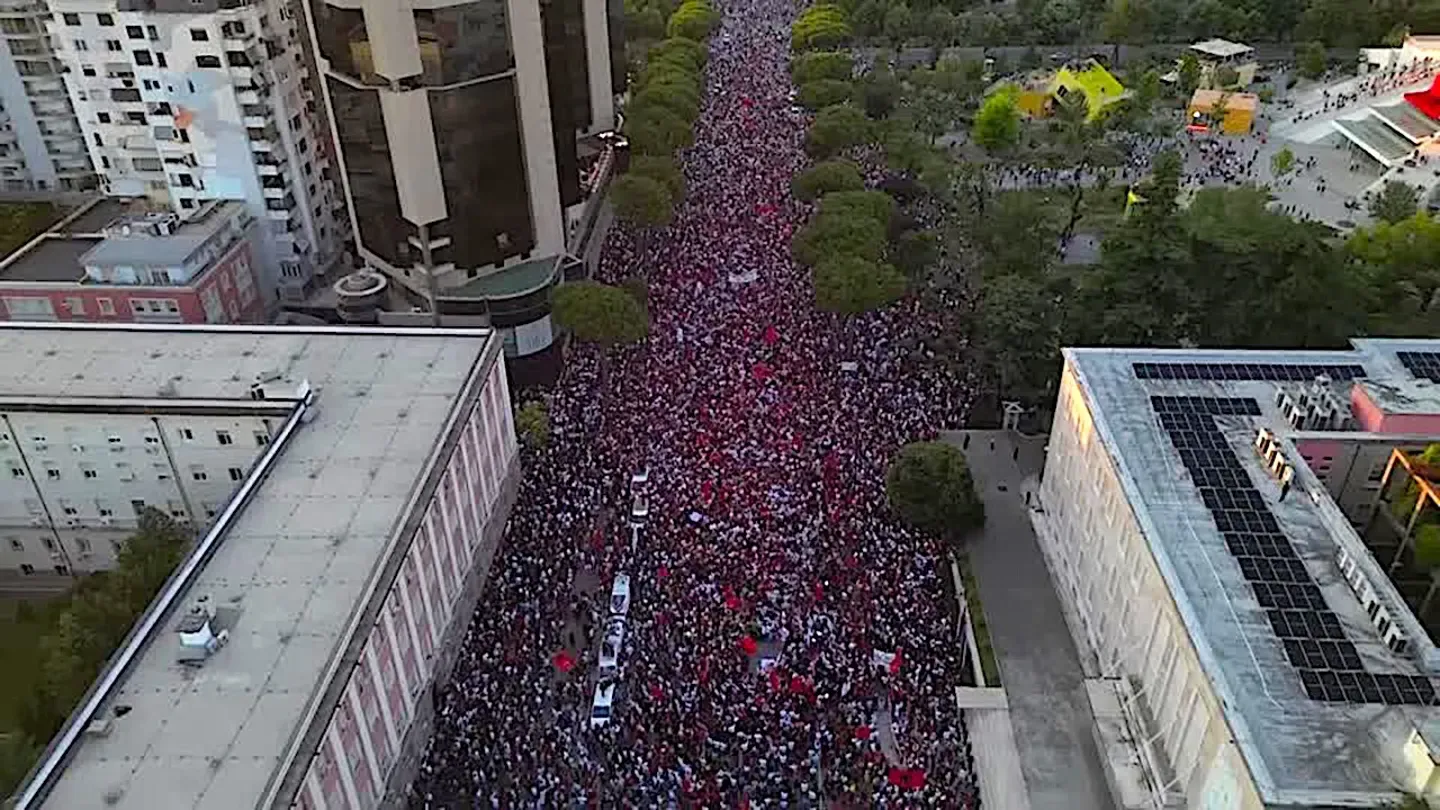 Pamje nga protesta në artikullin origjinal të Fox News