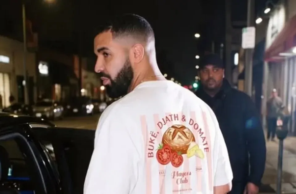 Drake me bluzën në fjalë, një imazh i gjeneruar me AI