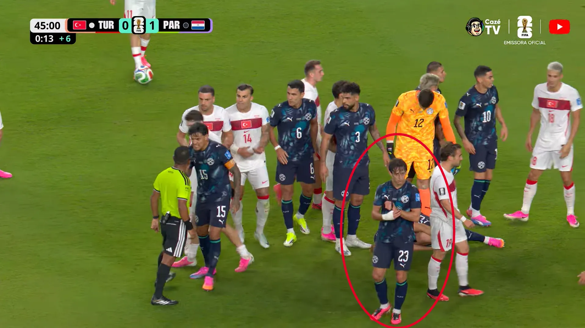 Matías Galarza me orën e arbitrit në kyçin e dorës