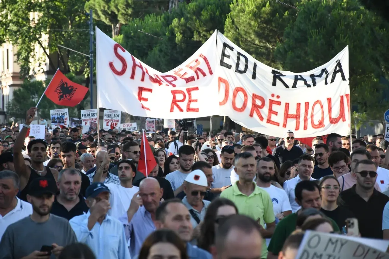 Turmë njerëzish gjatë protestës
