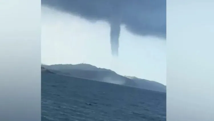 Një trumbetë ujore duke u formuar mbi sipërfaqen e detit në distancë