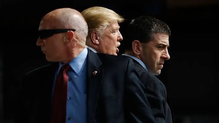 Donald Trump i rrethuar nga Shërbimi Sekret gjatë një mitingu